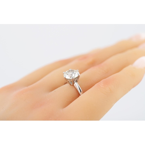 242 - A DIAMOND SOLITAIRE RING, the old brilliant cut diamond mounted in platinum.  Estimated: weight of d... 