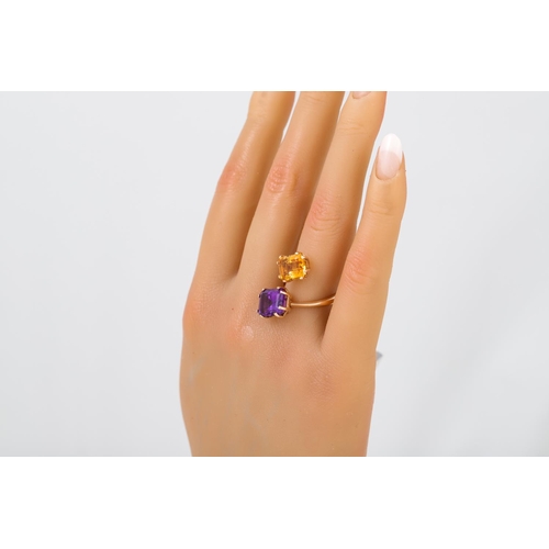 284 - A CITRINE AND AMETHYST RING, the rectangular stones in cross over setting, 18ct yellow gold mount, s... 