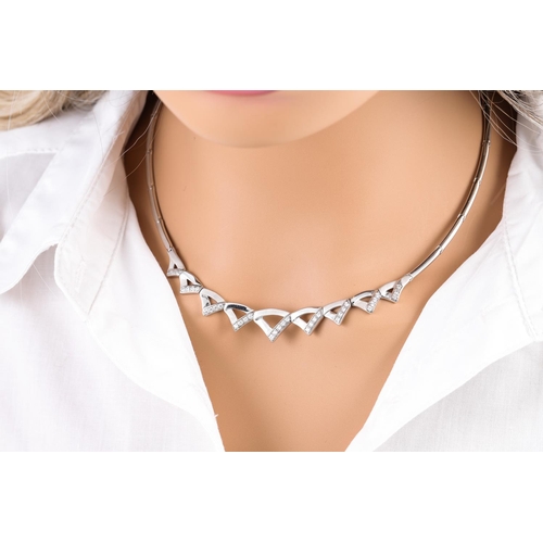 315 - A COLLAR NECKLACE, in white gold, V shaped links, 18.2 g.