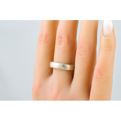 331 - A GENT'S 9CT WHITE GOLD BAND, 6 g. size Y