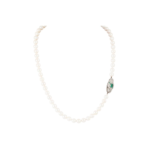 360 - AN ANTIQUE CULTURED PEARL NECKLACE, to an 18ct gold shaped clasp, set with emerald and diamond