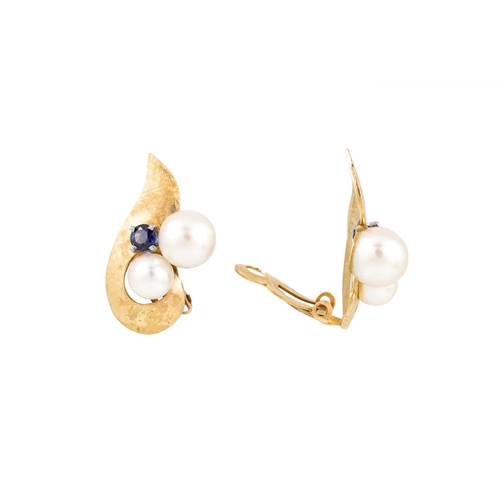 405 - A PAIR OF RETRO PEARL AND SAPPHIRE CLUSTER EARRINGS, of cluster form, to a textured 18ct yellow gold... 