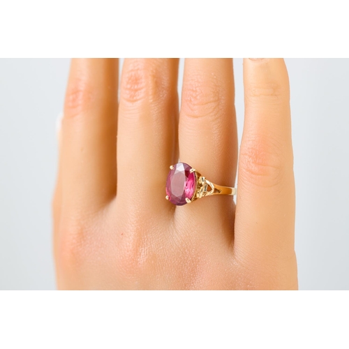 406 - A PINK TOURMALINE OVAL SINGLE STONE RING, mounted in gold