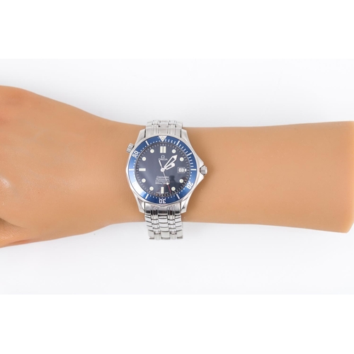 479 - A GENTS STAINLESS STEEL OMEGA 'SEAMASTER' WRIST WATCH, The dial is polished blue ceramic and feature... 