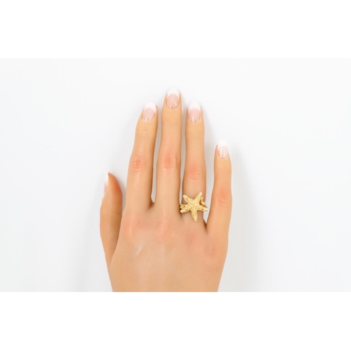 490 - A 18CT YELLOW GOLD DRESS RING, modelled as a star fish