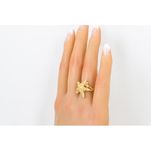 490 - A 18CT YELLOW GOLD DRESS RING, modelled as a star fish