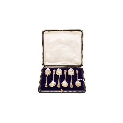 518 - A CASED SET OF SIX SILVER TEA SPOONS, with feathered edge