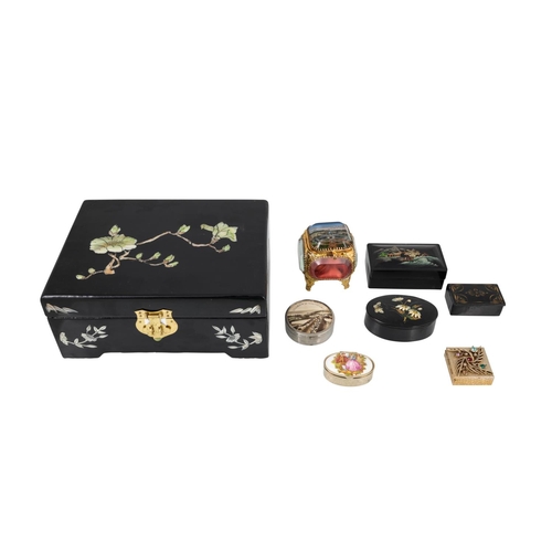 522 - A COLLECTION OF PILL BOXES, ring box, snuff boxes with a modern lacquered jewel musical box