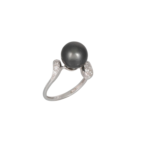 107 - A DIAMOND AND BLACK PEARL RING, to diamond shoulders, cross over form, in white gold, size M – N