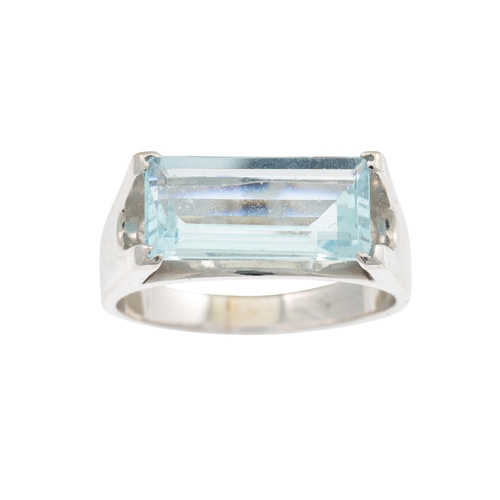 12 - AN AQUAMARINE RING, the trap cut aquamarine set in 18ct white gold, size L - M