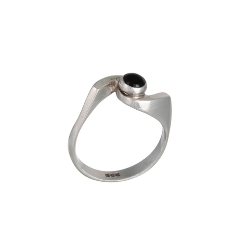 120 - A SILVER AND ONYX RING BY MARIKA MURAGHAN, mounted in silver, hallmarked in Dublin. The crossover ba... 