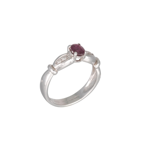 159 - A DIAMOND AND RUBY RING, the round ruby to round brilliant cut diamond shoulders, mounted in 18ct wh... 