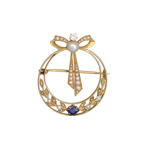 186 - AN EDWARDIAN DIAMOND, SAPPHIRE AND PEARL BROOCH, of bow and scroll form, mounted in 15ct gold