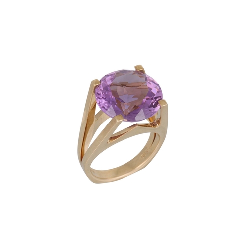 20 - AN AMETHYST DRESS RING, to circular amethyst to a 14ct yellow gold split shank, size M – N