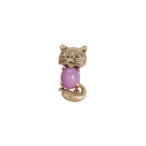 225 - A RETRO STYLE NOVELTY CAT BROOCH, set with a star ruby and diamond eyes, in 14ct white gold