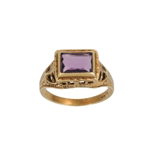 236 - A VINTAGE 14CT YELLOW GOLD SIGNET RING, set with an amethyst, Size G