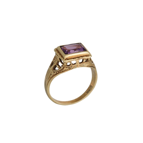 236 - A VINTAGE 14CT YELLOW GOLD SIGNET RING, set with an amethyst, Size G