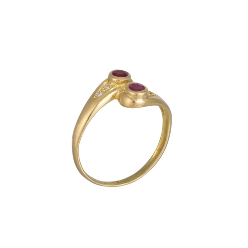 252 - A RUBY AND DIAMOND RING, of twist design mounted in 18ct yellow gold, Size M