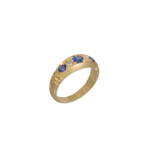 261 - AN ANTIQUE SAPPHIRE AND DIAMOND RING, mounted in 18ct yellow gold, Chester hallmark. Estimated: weig... 