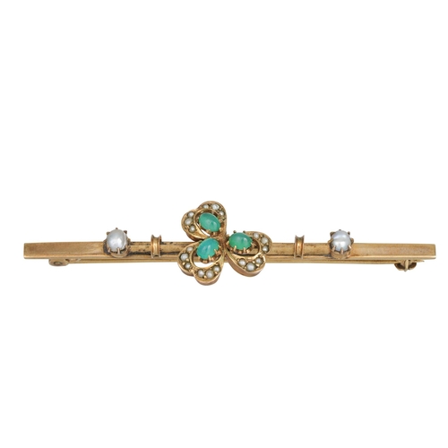 314 - AN ANTIQUE BAR BROOCH with applied emerald and seed pearl shamrock, gold mounted