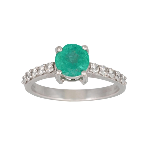 357 - AN EMERALD SINGLE STONE RING, the circular emerald to diamond shoulders, mounted in platinum. Estima... 