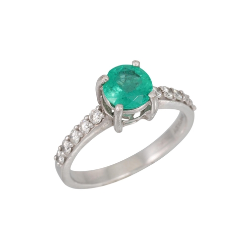 357 - AN EMERALD SINGLE STONE RING, the circular emerald to diamond shoulders, mounted in platinum. Estima... 