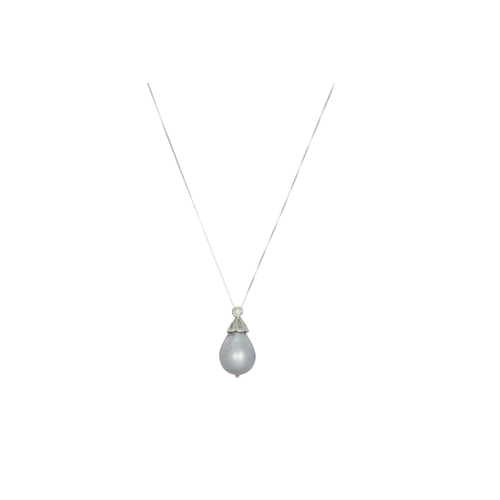 369 - A TAHITIAN PEARL AND DIAMOND PENDANT, to an 18ct white gold backchain