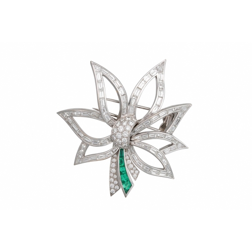 399 - A DIAMOND AND EMERALD SPRAY BROOCH, set with baguette and pavé diamonds, mounted in platinum. Estima... 