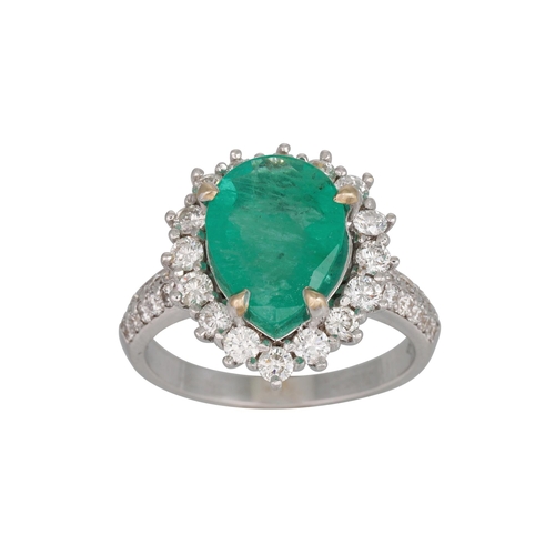 400 - AN EMERALD AND DIAMOND CLUSTER RING, pear shaped, in 18ct white gold. Estimated: weight of emerald: ... 