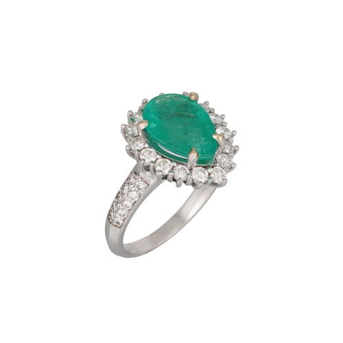 400 - AN EMERALD AND DIAMOND CLUSTER RING, pear shaped, in 18ct white gold. Estimated: weight of emerald: ... 