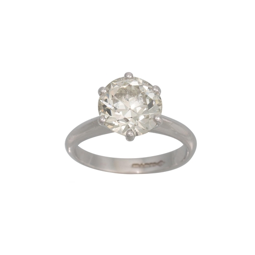 406 - A DIAMOND SOLITAIRE RING, the old brilliant cut diamond mounted in platinum. Estimated: weight of di... 