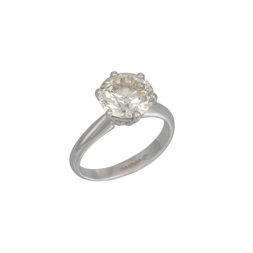 406 - A DIAMOND SOLITAIRE RING, the old brilliant cut diamond mounted in platinum. Estimated: weight of di... 