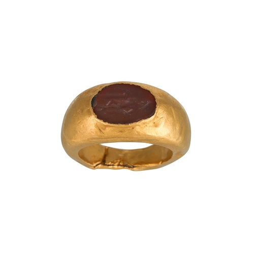 422 - A ROMAN CARNELIAN AND GOLD FINGER RING, circa 1st – 3rd Century, set with a carved carnelian depicti... 