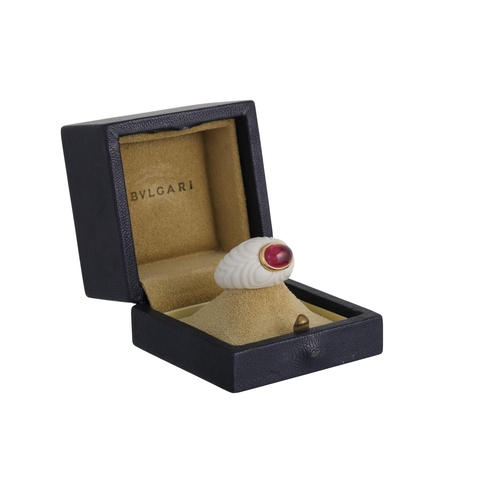 427 - A BVLGARI WHITE CERAMIC AND TOURMALINE BOMBÉ RING, mounted in 18ct gold, signed Bulgari, size K with... 