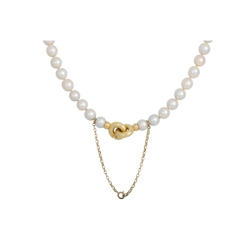 454 - A CULTURED PEARL NECKLACE, with a gold clasp