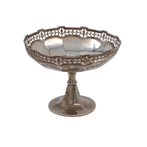 533 - A GEORGE V SILVER CIRCULAR PIERCED BOWL, with stem base, London 1924 by Adie Bros, 190 g