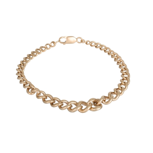 8 - A 9CT GOLD GRADUATED FLAT CURB LINK BRACELET, 20.3 g.