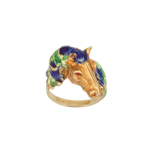 86 - AN 18CT GOLD RING, modelled as a horse head, enamel decoration, size L