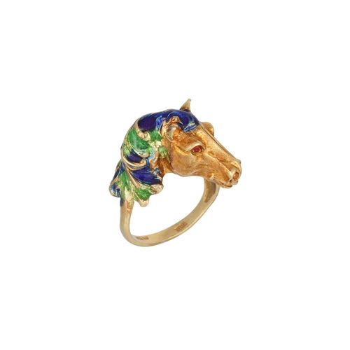 86 - AN 18CT GOLD RING, modelled as a horse head, enamel decoration, size L