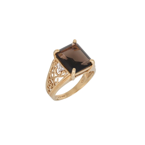 90 - A SMOKY QUARTZ SET DRESS RING, mounted in 10ct yellow gold, to open work shoulders, size N