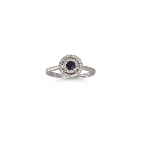 23 - A DIAMOND AND SAPPHIRE TARGET RING, mounted in white gold, size L