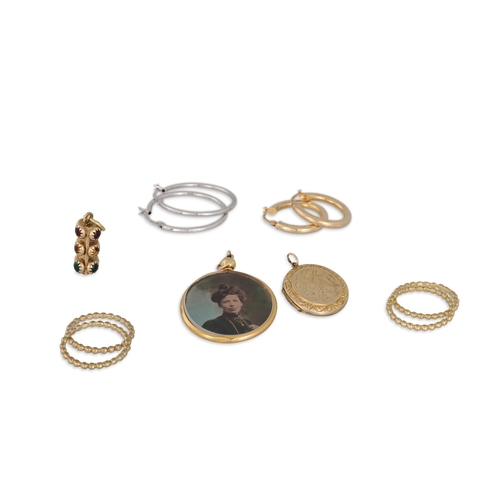 54 - A COLLECTION OF 9CT GOLD ITEMS, including two lockets, rings & earrings, Gross weight 24.1 g.