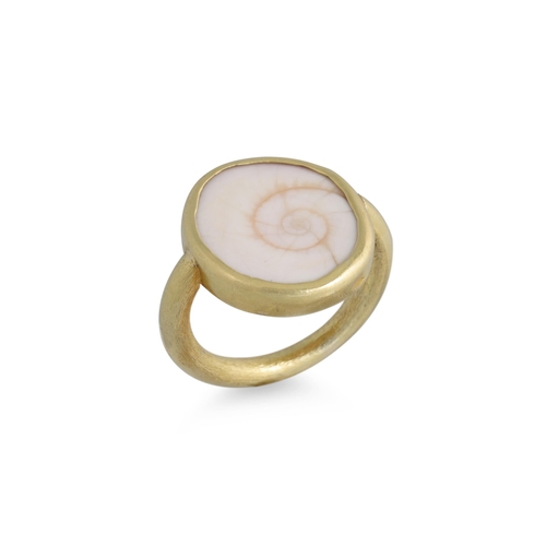 69 - AN 18CT GOLD RING, set with a conch shell slice, 8 g. (fits up to a size P)