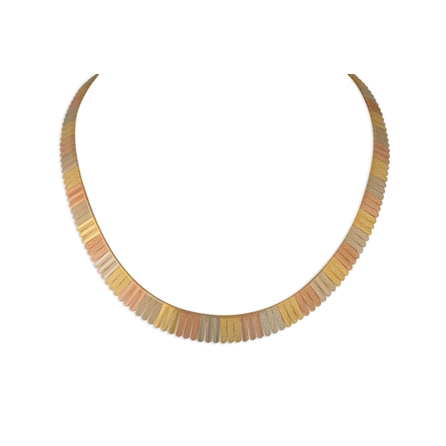 137 - AN 18CT THREE COLOUR GOLD FRING COLLAR, 33 g.