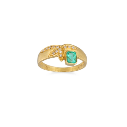 20 - AN EMERALD AND DIAMOND RING, mounted in 18ct gold, size L - M