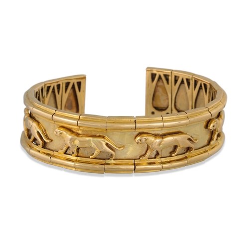 375 - AN 18CT GOLD BANGLE, depicting panthers, 67 g.