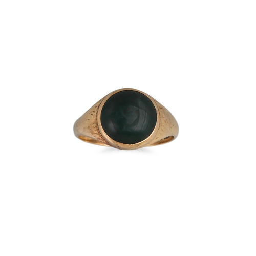 7 - A GENT'S SIGNET RING, set with a cabochon bloodstone, 3.6 g. Size: P - Q