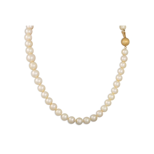 271 - A SET OF CULTURED PEARLS, to an 18ct gold clasp