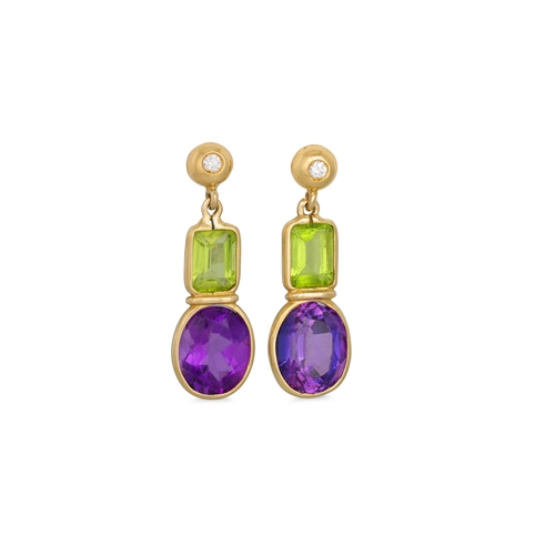 318 - A PAIR OF AMETHYST AND PERIDOT DROP EARRINGS, mounted in yellow gold