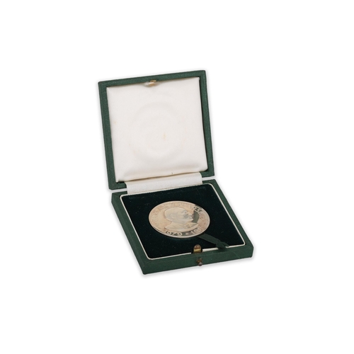 500 - A PAUL VINCZE DESIGN PATRICK PEARSE PROOF MEDALLION CASE, by Warboys and a 1916 golden jubilee coin,... 